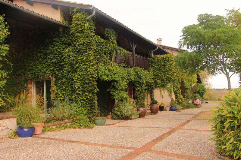 A spacious and beautifully presented country home, with a total living area