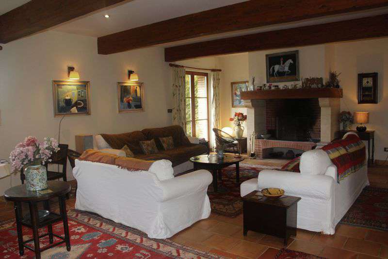 A spacious and beautifully presented country home, with a total living area