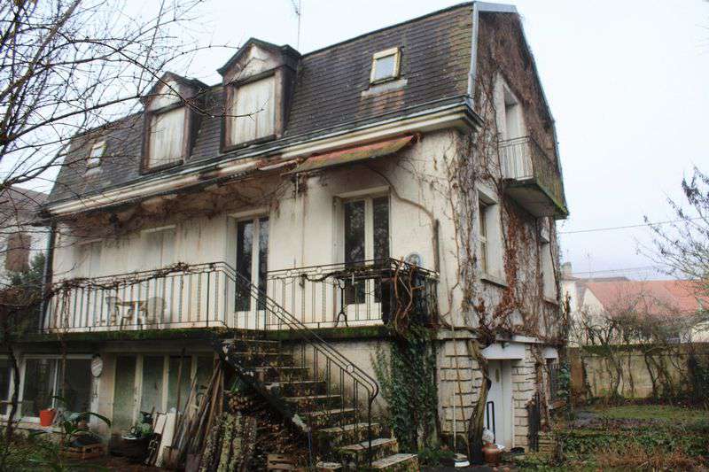 Full of character, this spacious river front house is ideally situated righ