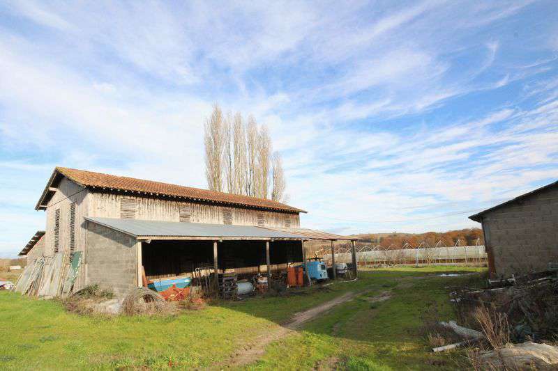 Modern and spacious 4 bedroom country farmhouse, ideally set within a quiet