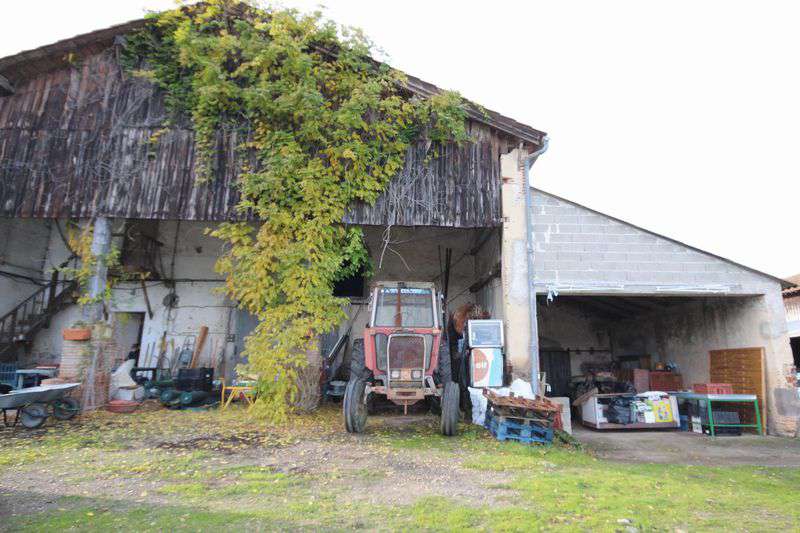 Modern and spacious 4 bedroom country farmhouse, ideally set within a quiet