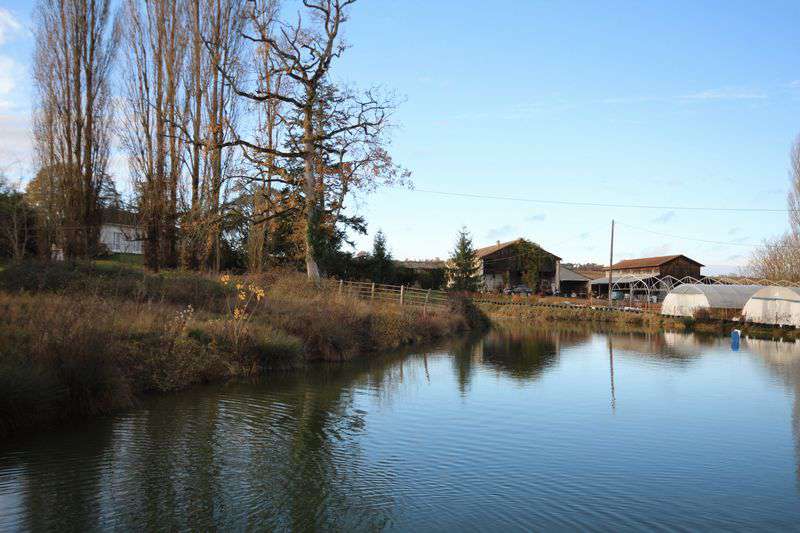 Modern and spacious 4 bedroom country farmhouse, ideally set within a quiet