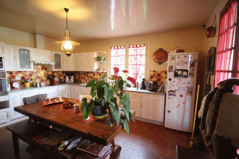 Modern and spacious 4 bedroom country farmhouse, ideally set within a quiet