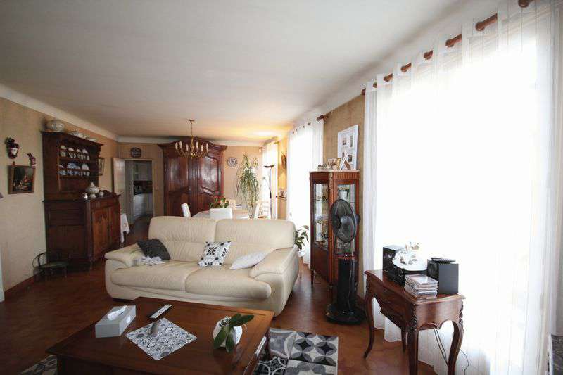 Modern and spacious 4 bedroom country farmhouse, ideally set within a quiet