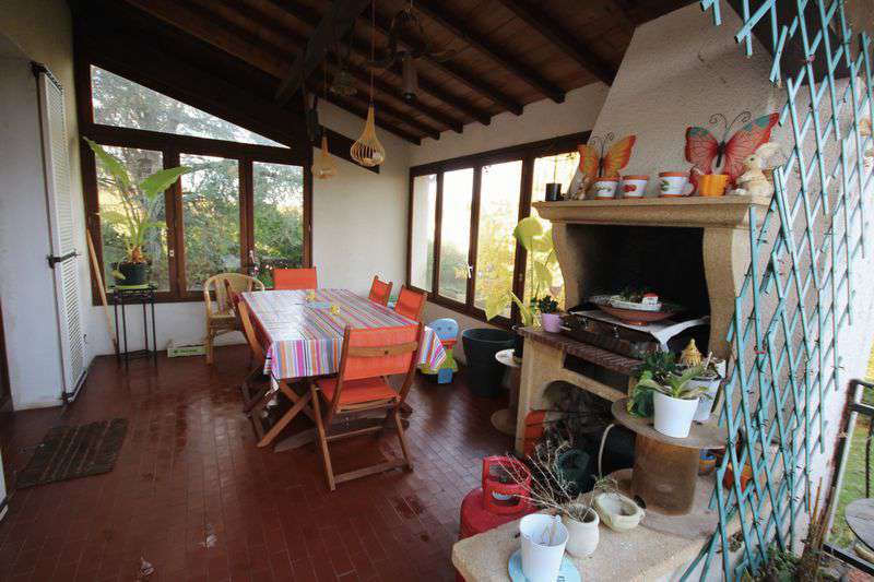 Modern and spacious 4 bedroom country farmhouse, ideally set within a quiet