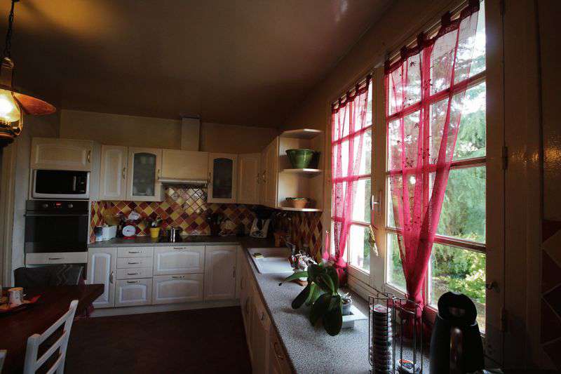 Modern and spacious 4 bedroom country farmhouse, ideally set within a quiet