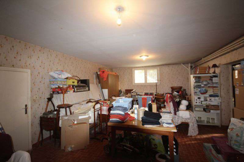 Modern and spacious 4 bedroom country farmhouse, ideally set within a quiet