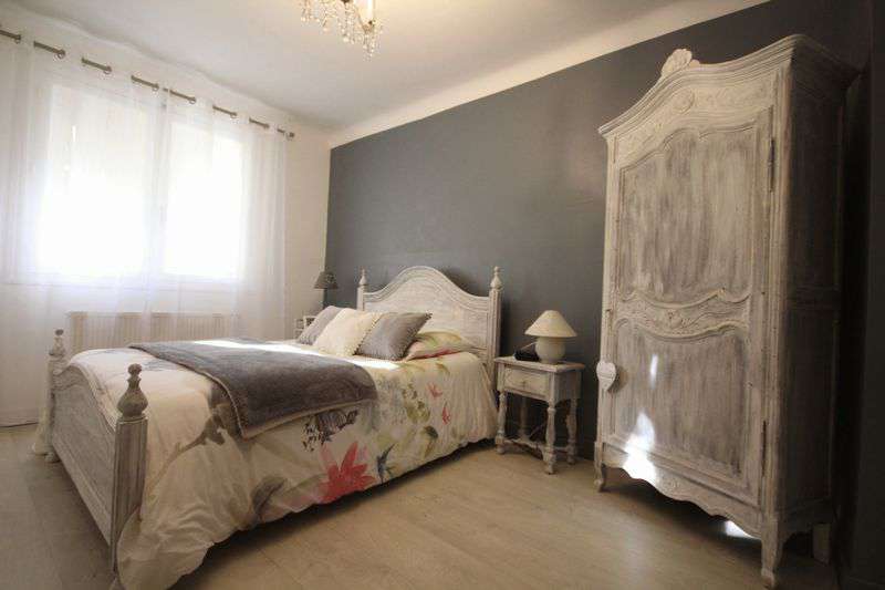 Modern and spacious 4 bedroom country farmhouse, ideally set within a quiet