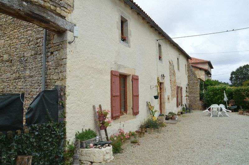 Excellent opportunity to purchase a beautifully presented existing gite bus