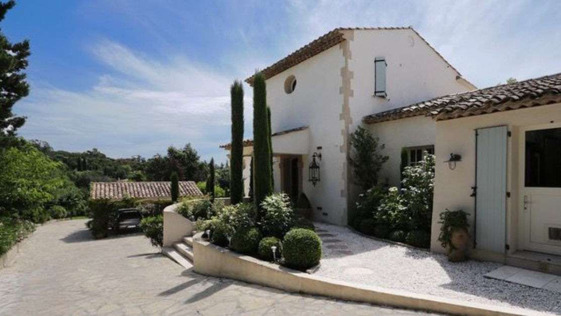 Exceptional villa located less than 200m from the beach, in Beauvallon Grim