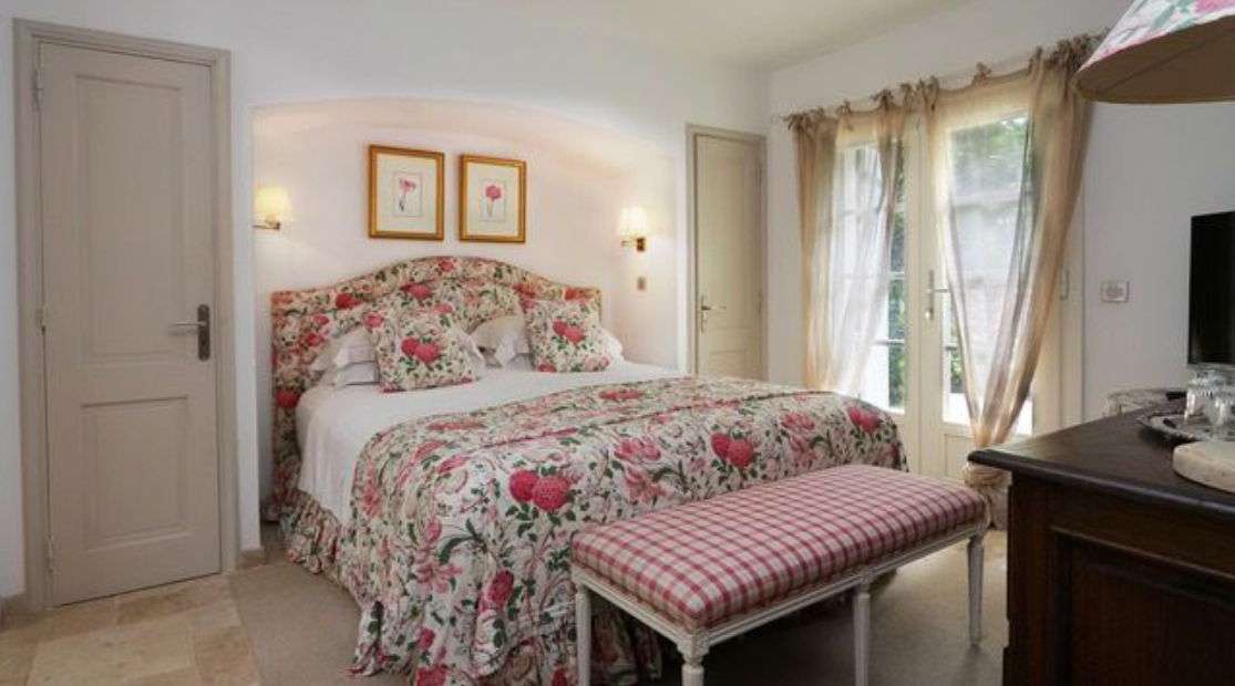 Exceptional villa located less than 200m from the beach, in Beauvallon Grim