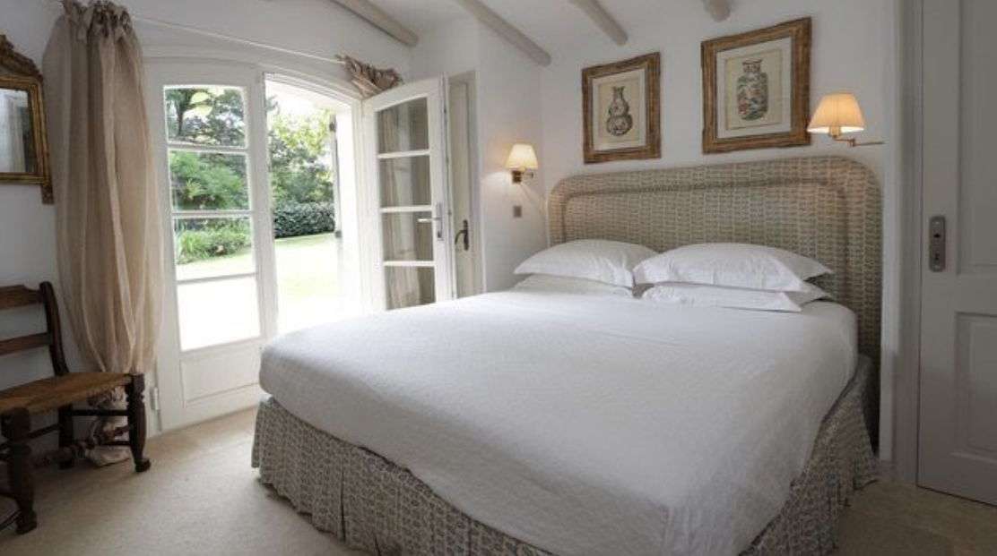 Exceptional villa located less than 200m from the beach, in Beauvallon Grim