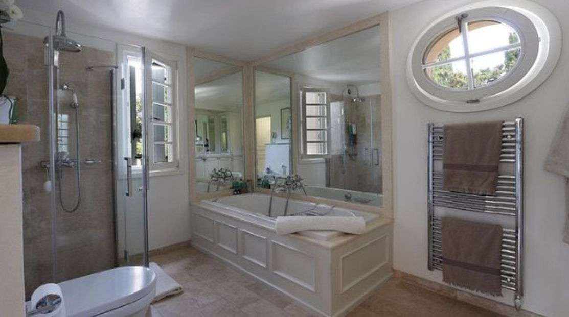 Exceptional villa located less than 200m from the beach, in Beauvallon Grim