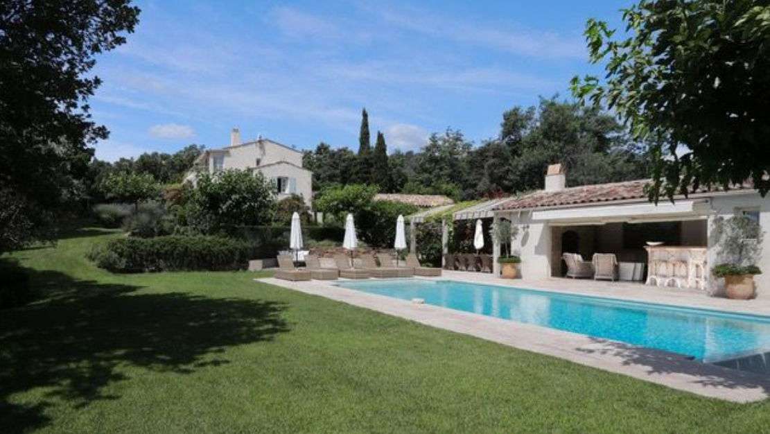 Exceptional villa located less than 200m from the beach, in Beauvallon Grim