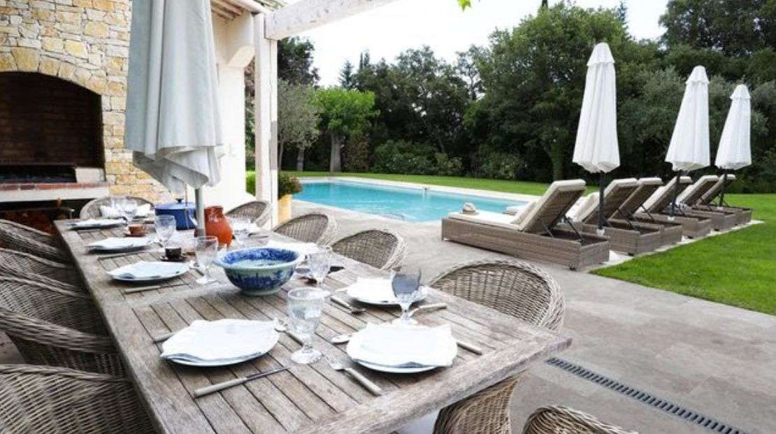 Exceptional villa located less than 200m from the beach, in Beauvallon Grim