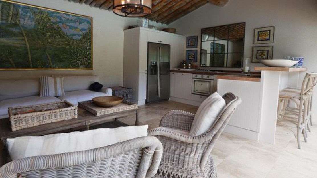 Exceptional villa located less than 200m from the beach, in Beauvallon Grim