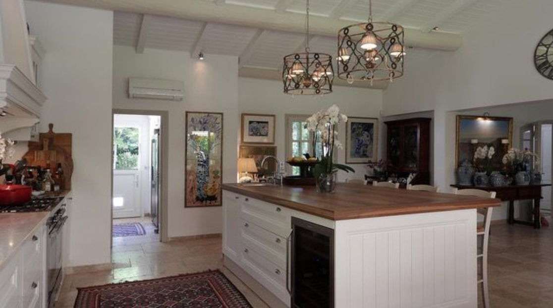 Exceptional villa located less than 200m from the beach, in Beauvallon Grim