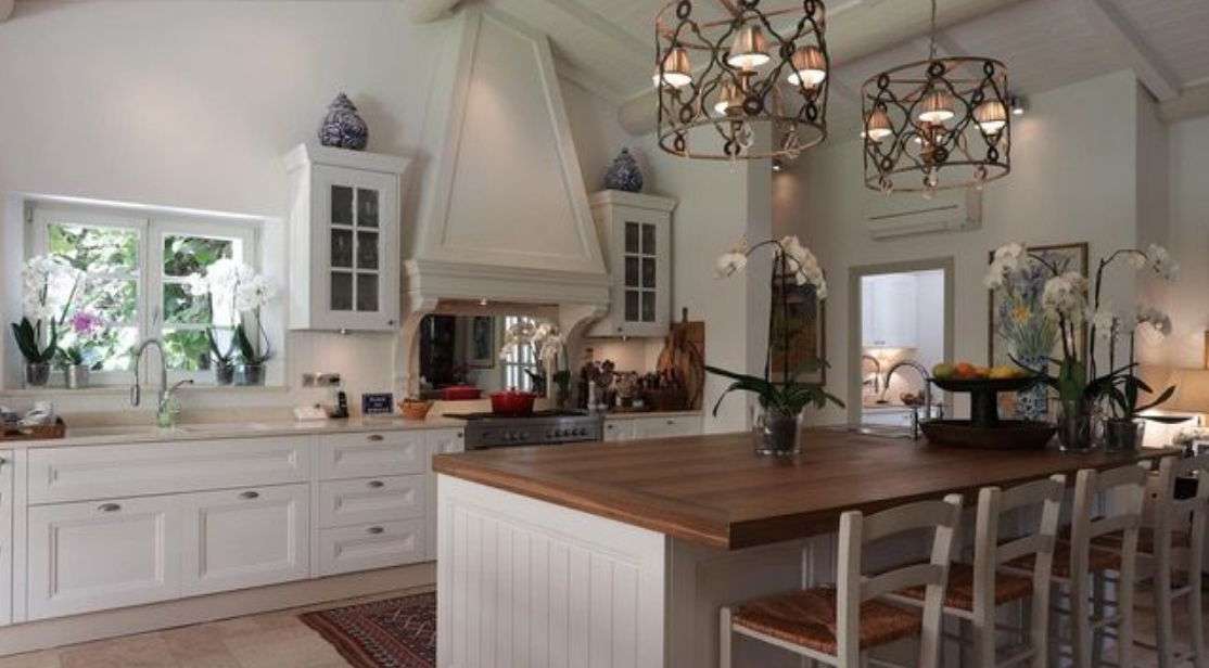 Exceptional villa located less than 200m from the beach, in Beauvallon Grim