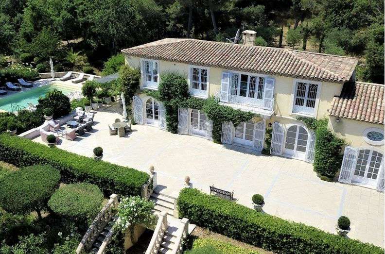 Grand and spacious recently built 5 bedroom villa, situated within a quiet