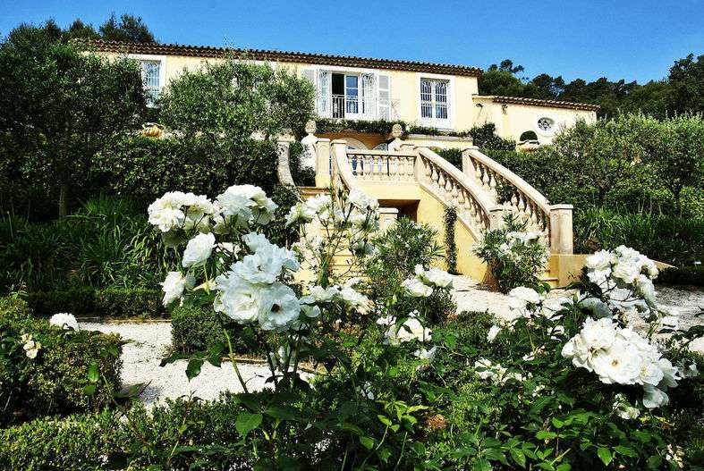 Grand and spacious recently built 5 bedroom villa, situated within a quiet