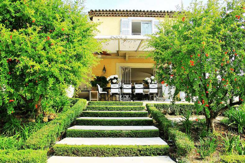 Grand and spacious recently built 5 bedroom villa, situated within a quiet