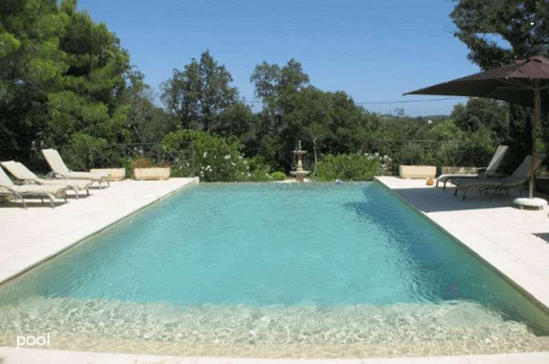 Grand and spacious recently built 5 bedroom villa, situated within a quiet