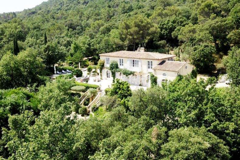 Grand and spacious recently built 5 bedroom villa, situated within a quiet