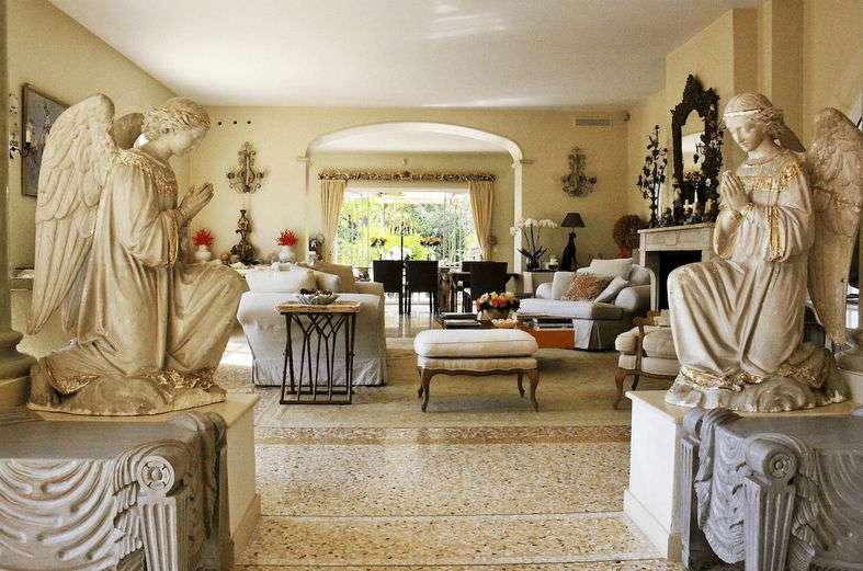 Grand and spacious recently built 5 bedroom villa, situated within a quiet