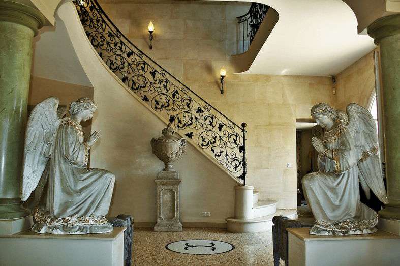 Grand and spacious recently built 5 bedroom villa, situated within a quiet