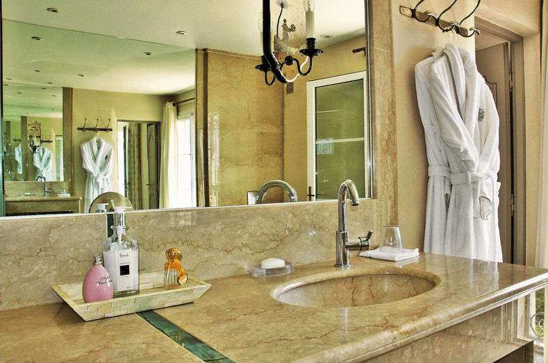 Grand and spacious recently built 5 bedroom villa, situated within a quiet