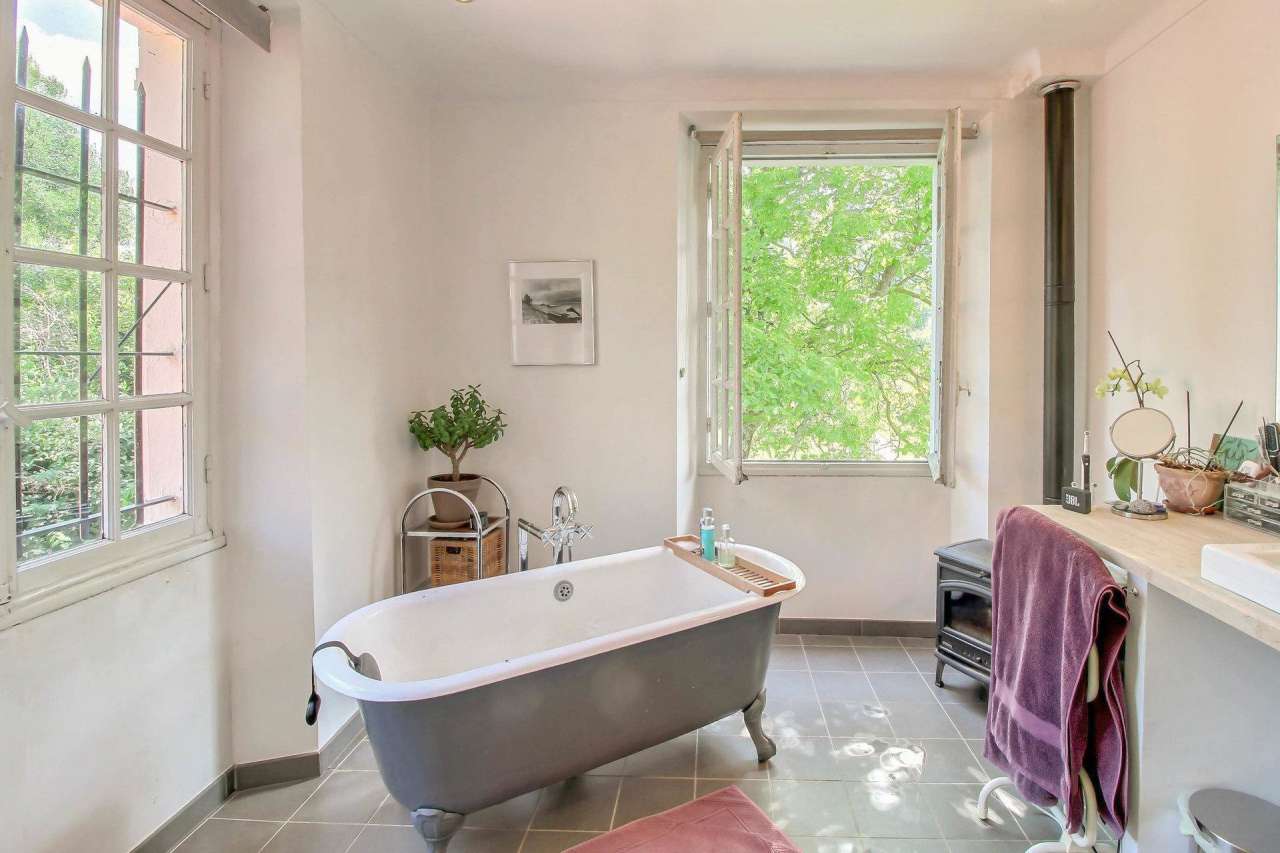 Superb 10 bedroom hotel, ideal for nature lovers wishing to combine a profe