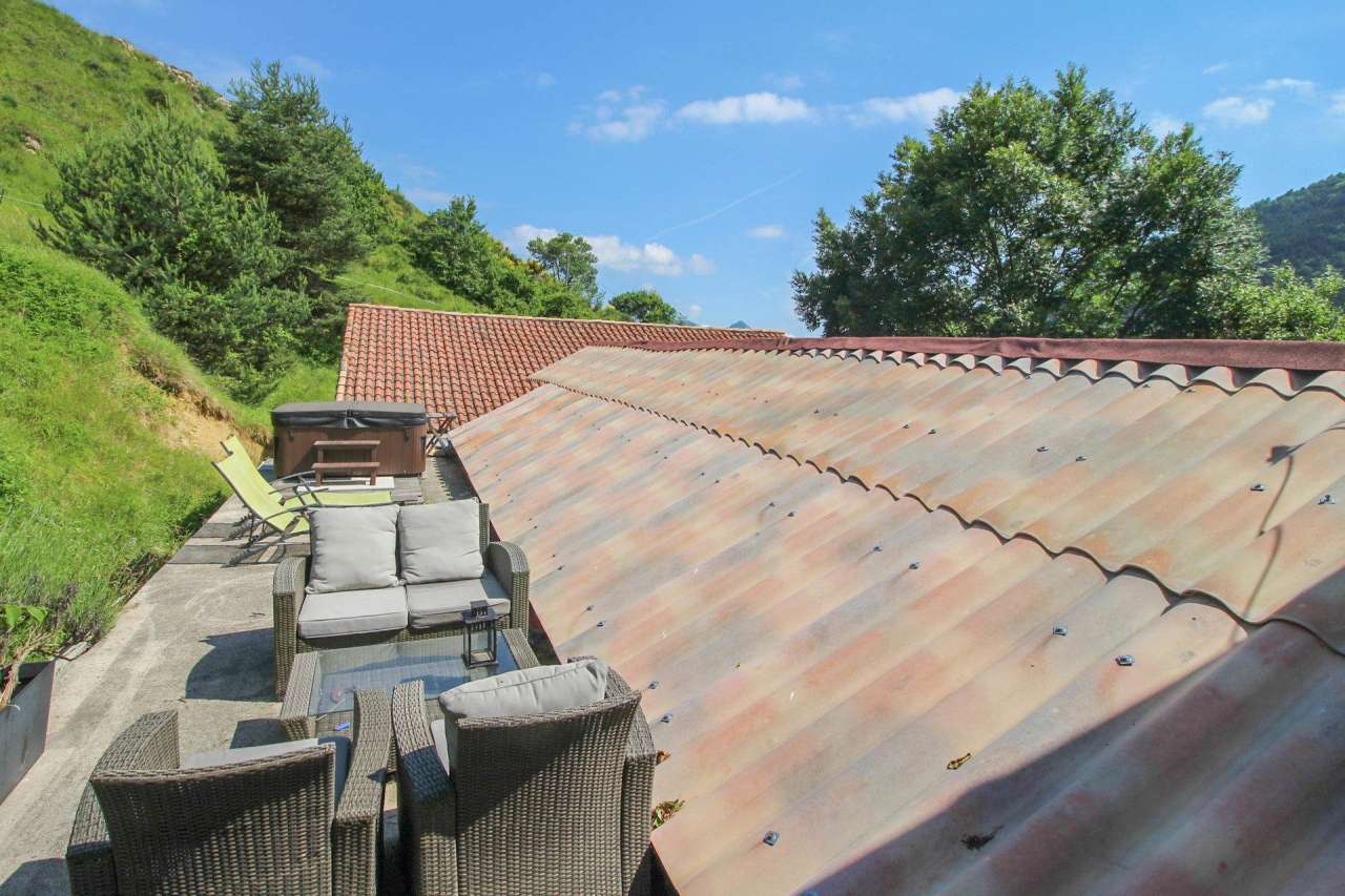 Superb 10 bedroom hotel, ideal for nature lovers wishing to combine a profe