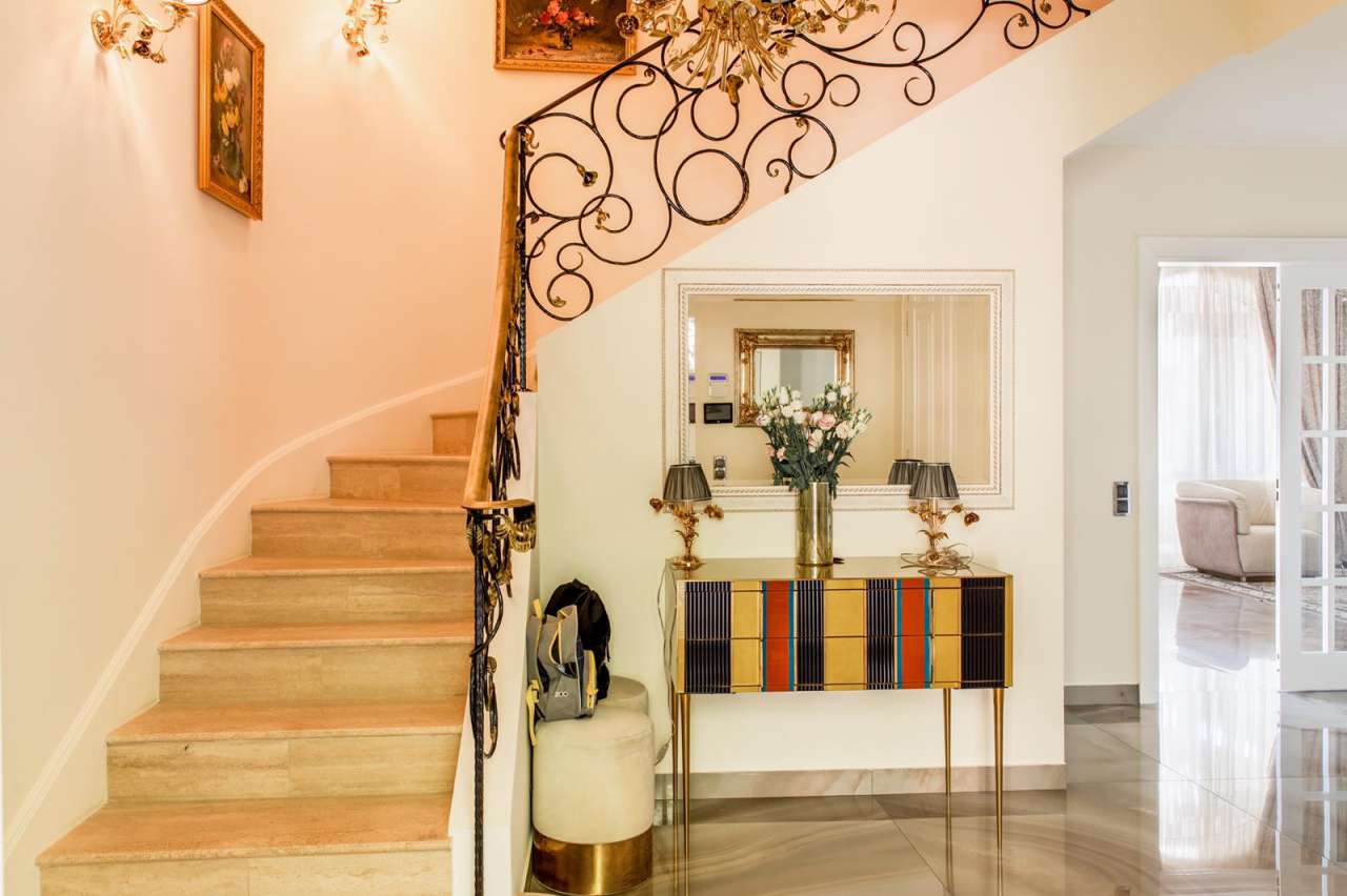 Impressive and spacious villa in perfect condition in a peaceful location,