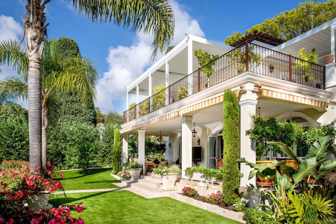 Impressive and spacious villa in perfect condition in a peaceful location,