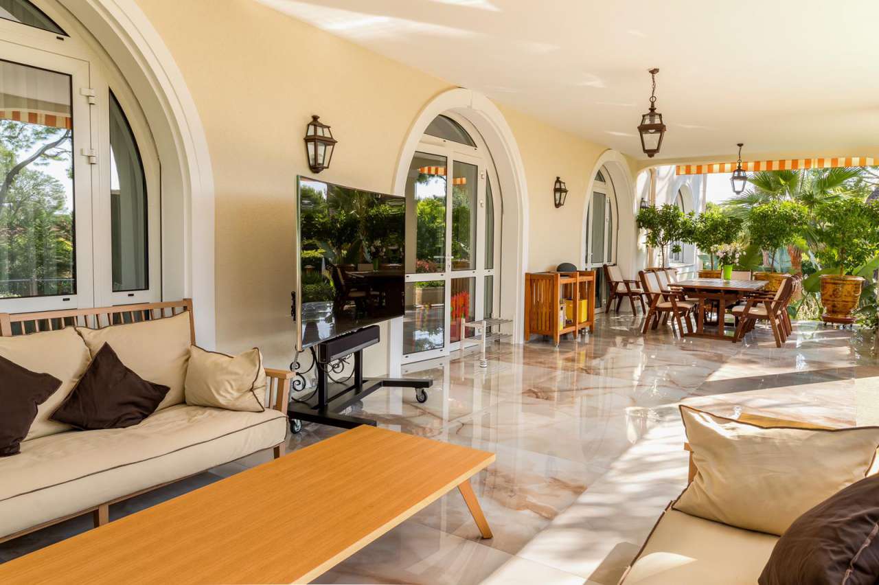 Impressive and spacious villa in perfect condition in a peaceful location,