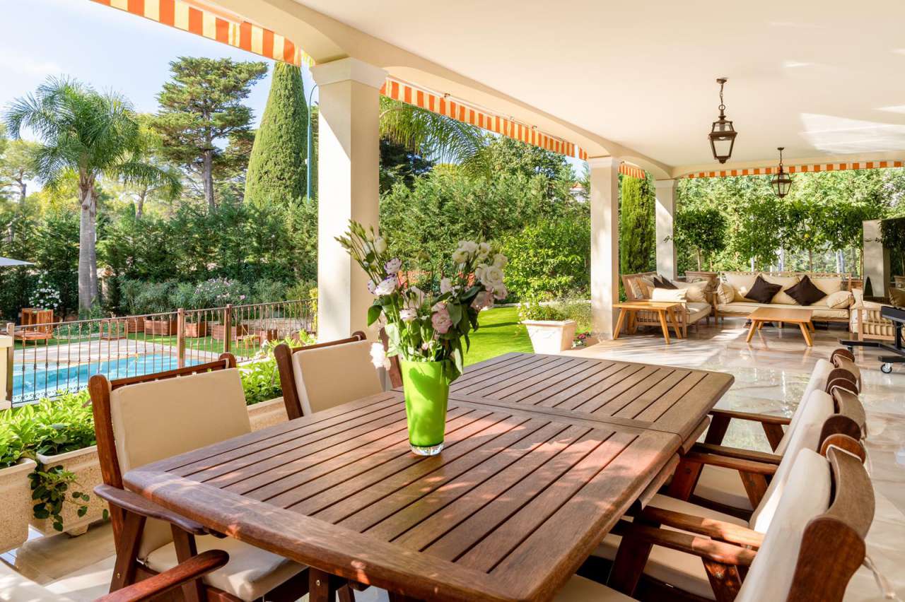 Impressive and spacious villa in perfect condition in a peaceful location,