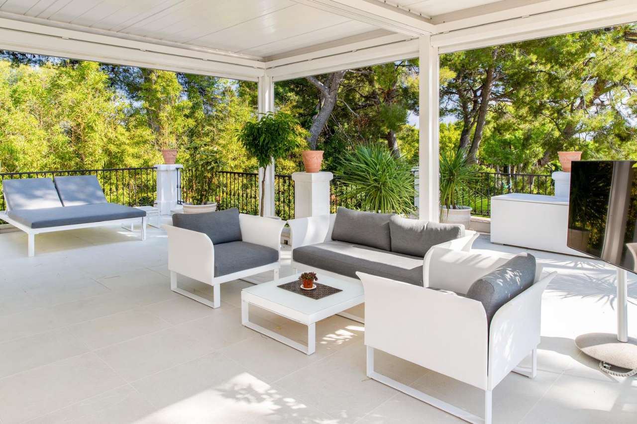 Impressive and spacious villa in perfect condition in a peaceful location,