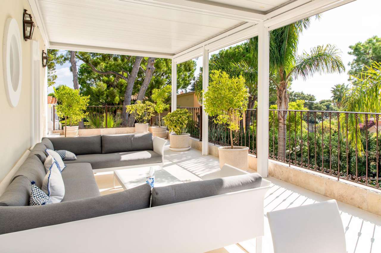 Impressive and spacious villa in perfect condition in a peaceful location,