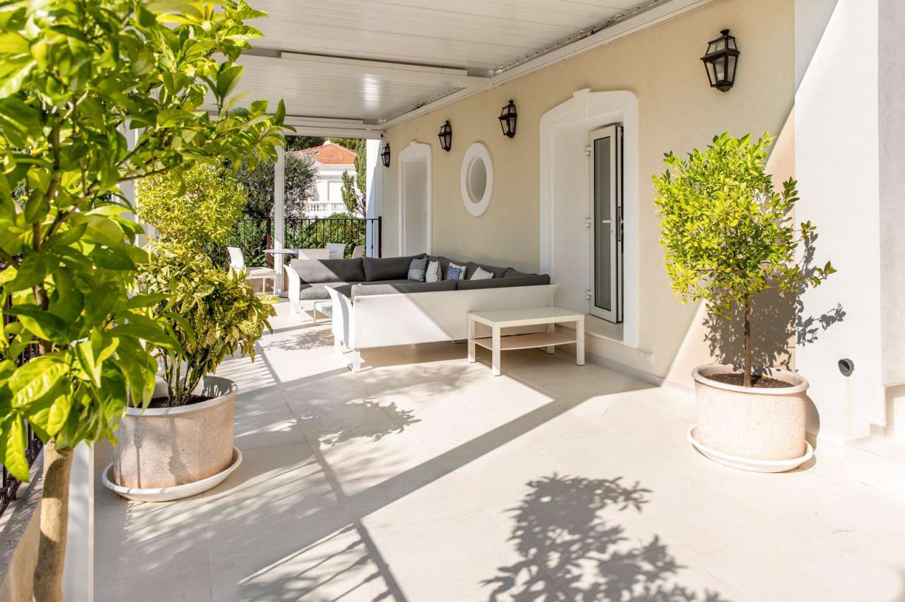 Impressive and spacious villa in perfect condition in a peaceful location,