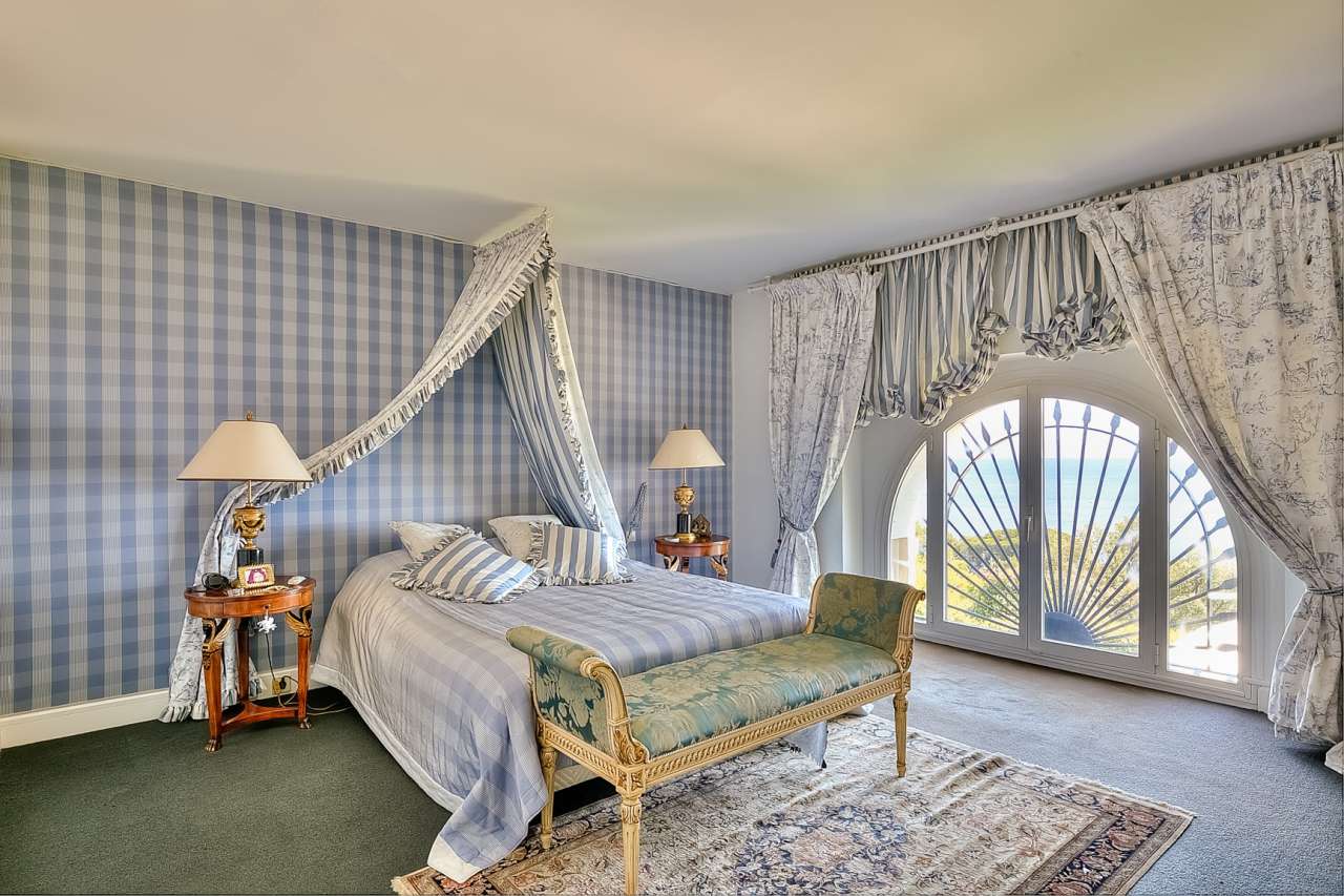 Immaculately presented and spacious 4 bedroom duplex apartment, situated wi