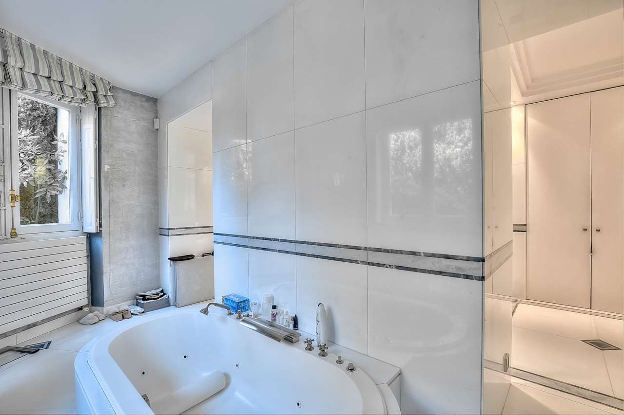 Immaculately presented and spacious 4 bedroom duplex apartment, situated wi