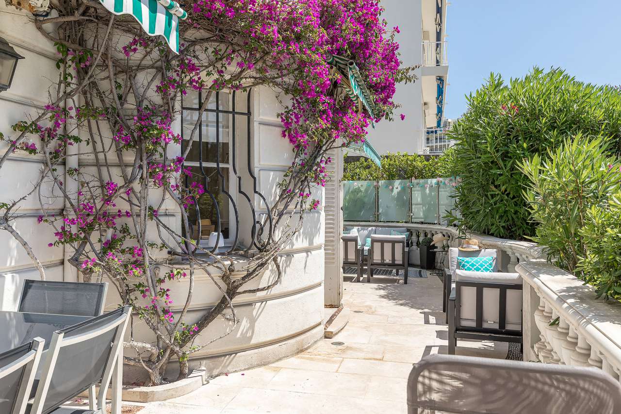 Bright and well maintained 3 bedroom apartment, with a total living area of