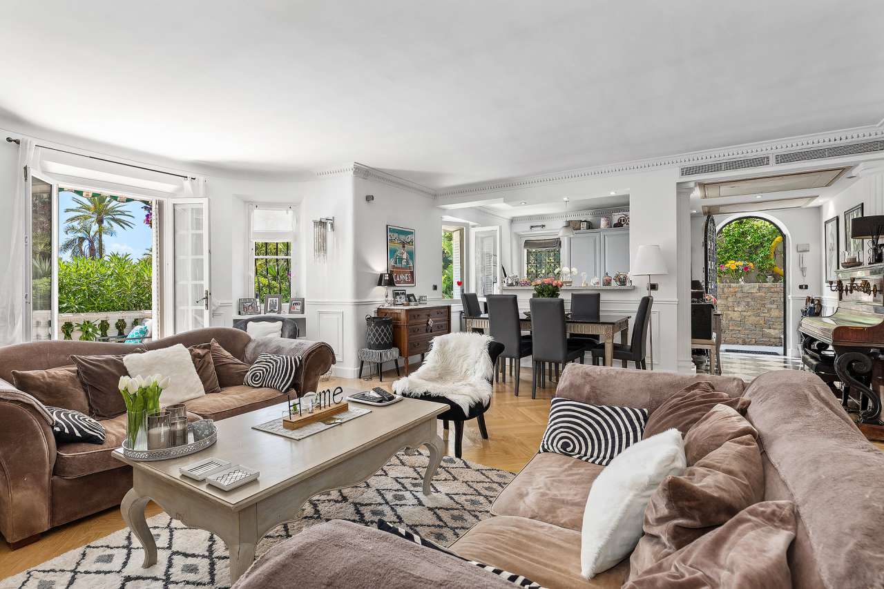 Bright and well maintained 3 bedroom apartment, with a total living area of