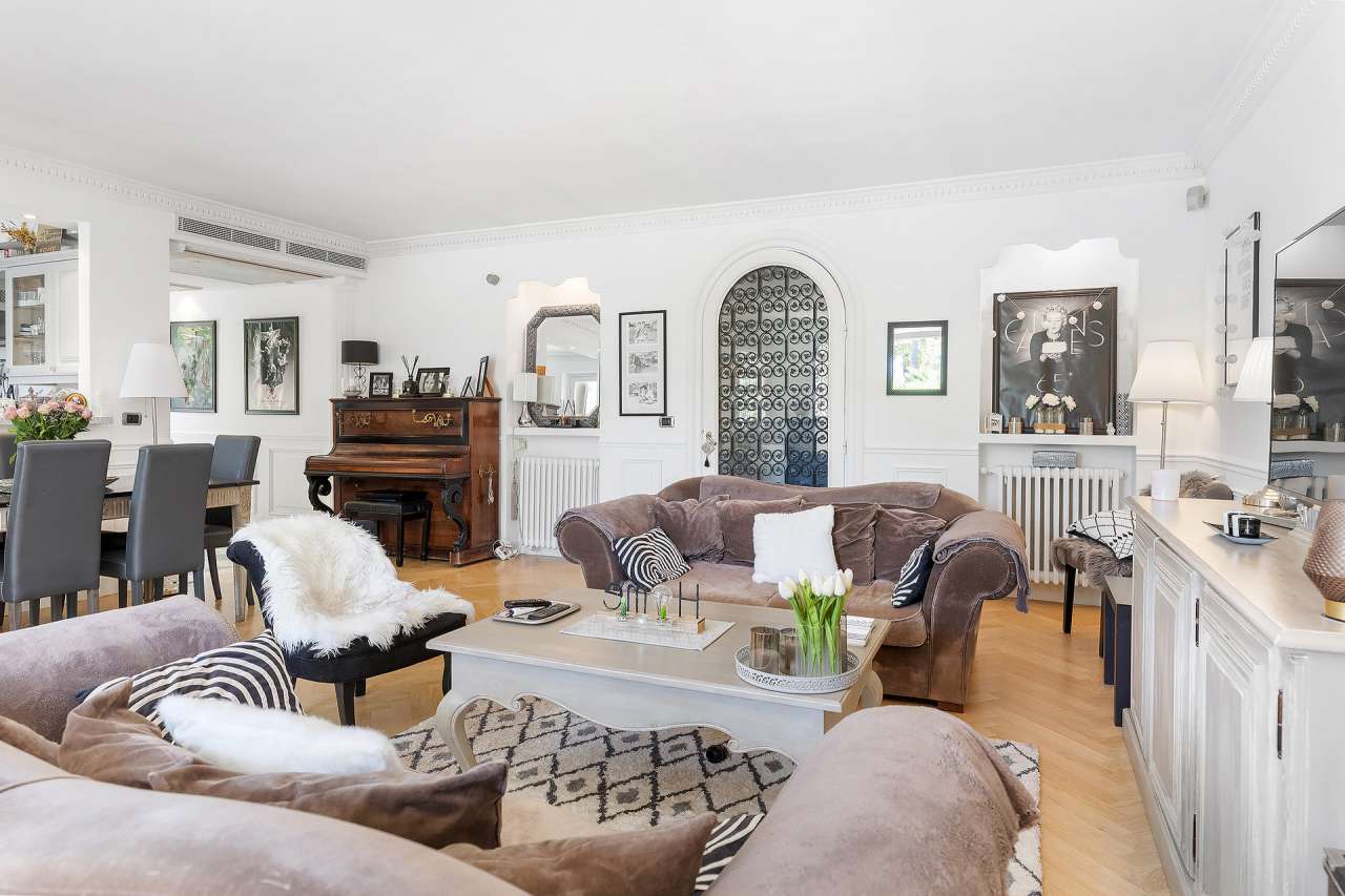 Bright and well maintained 3 bedroom apartment, with a total living area of