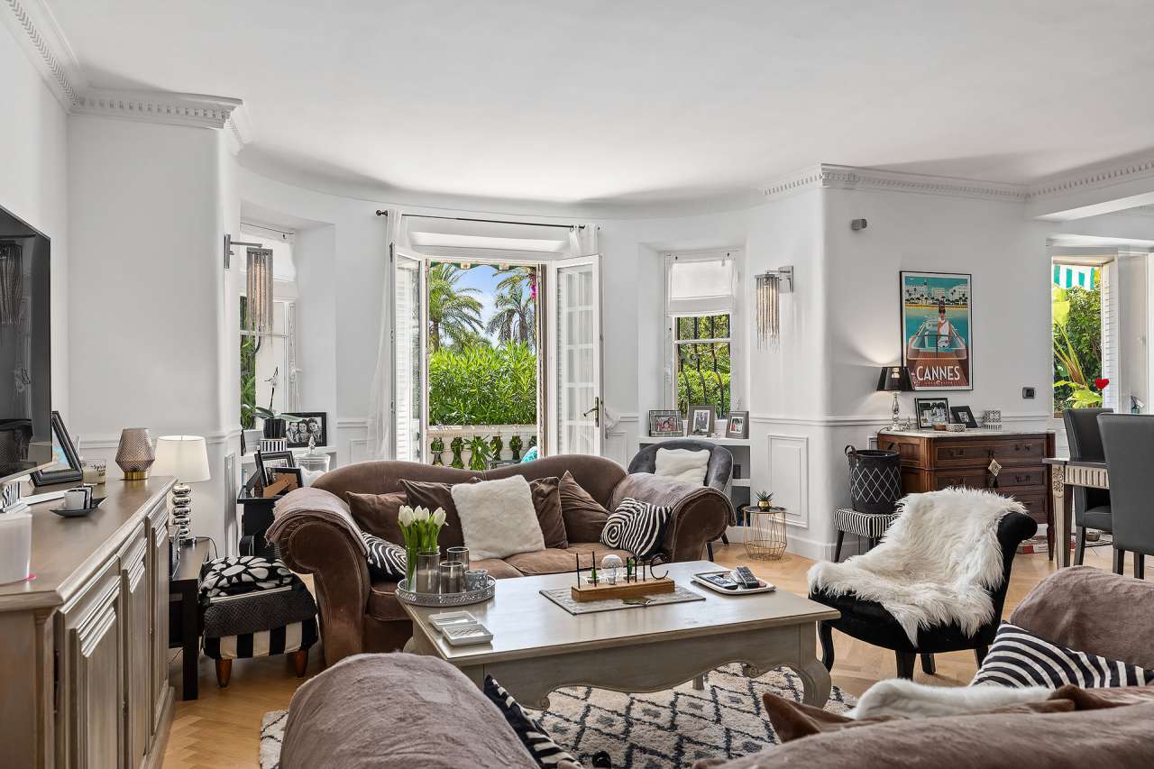 Bright and well maintained 3 bedroom apartment, with a total living area of