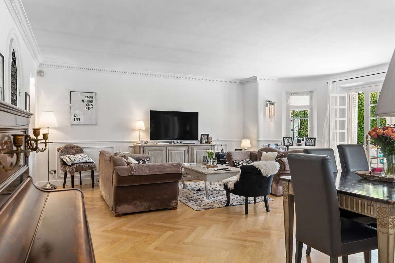 Bright and well maintained 3 bedroom apartment, with a total living area of