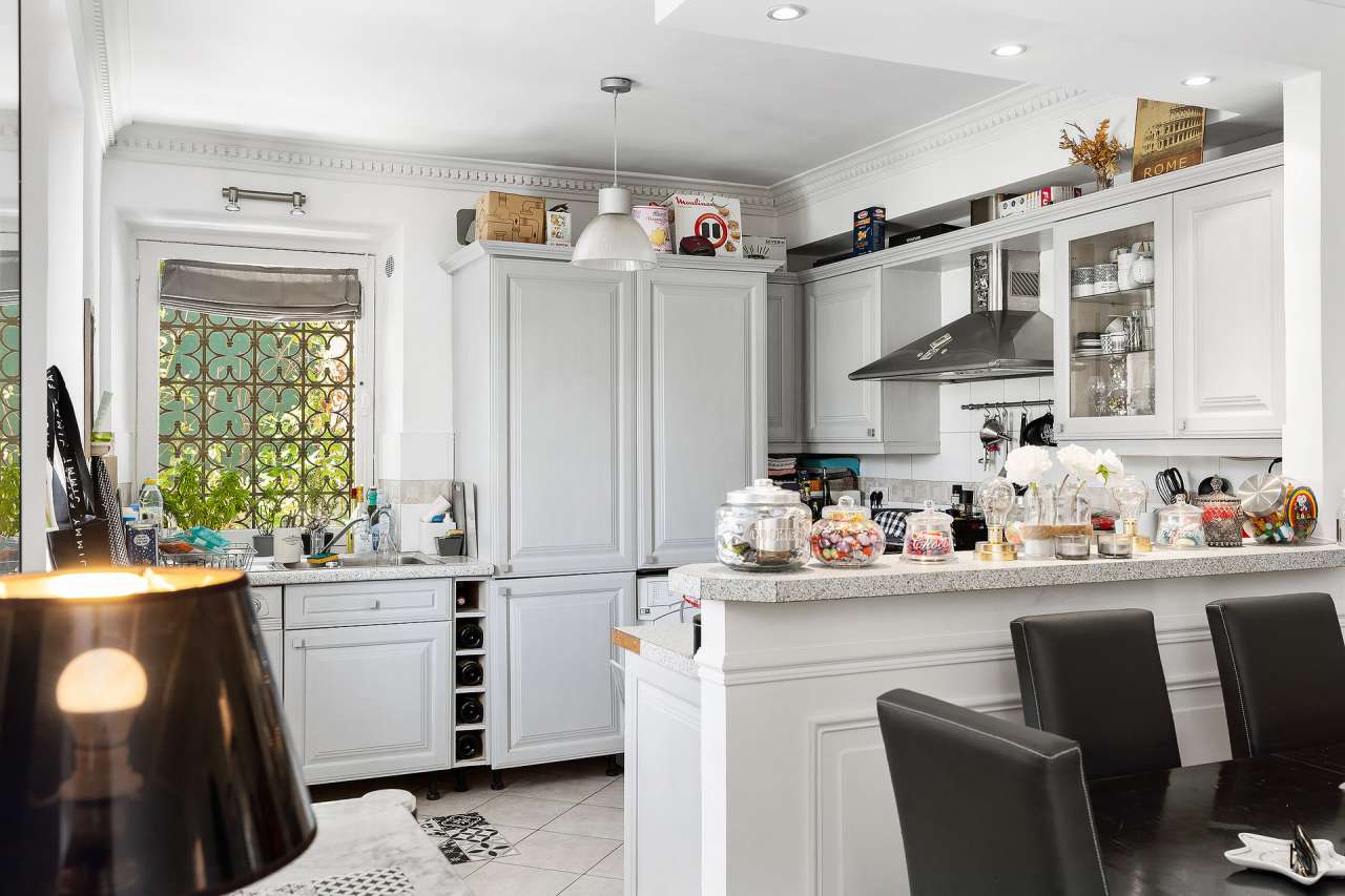 Bright and well maintained 3 bedroom apartment, with a total living area of