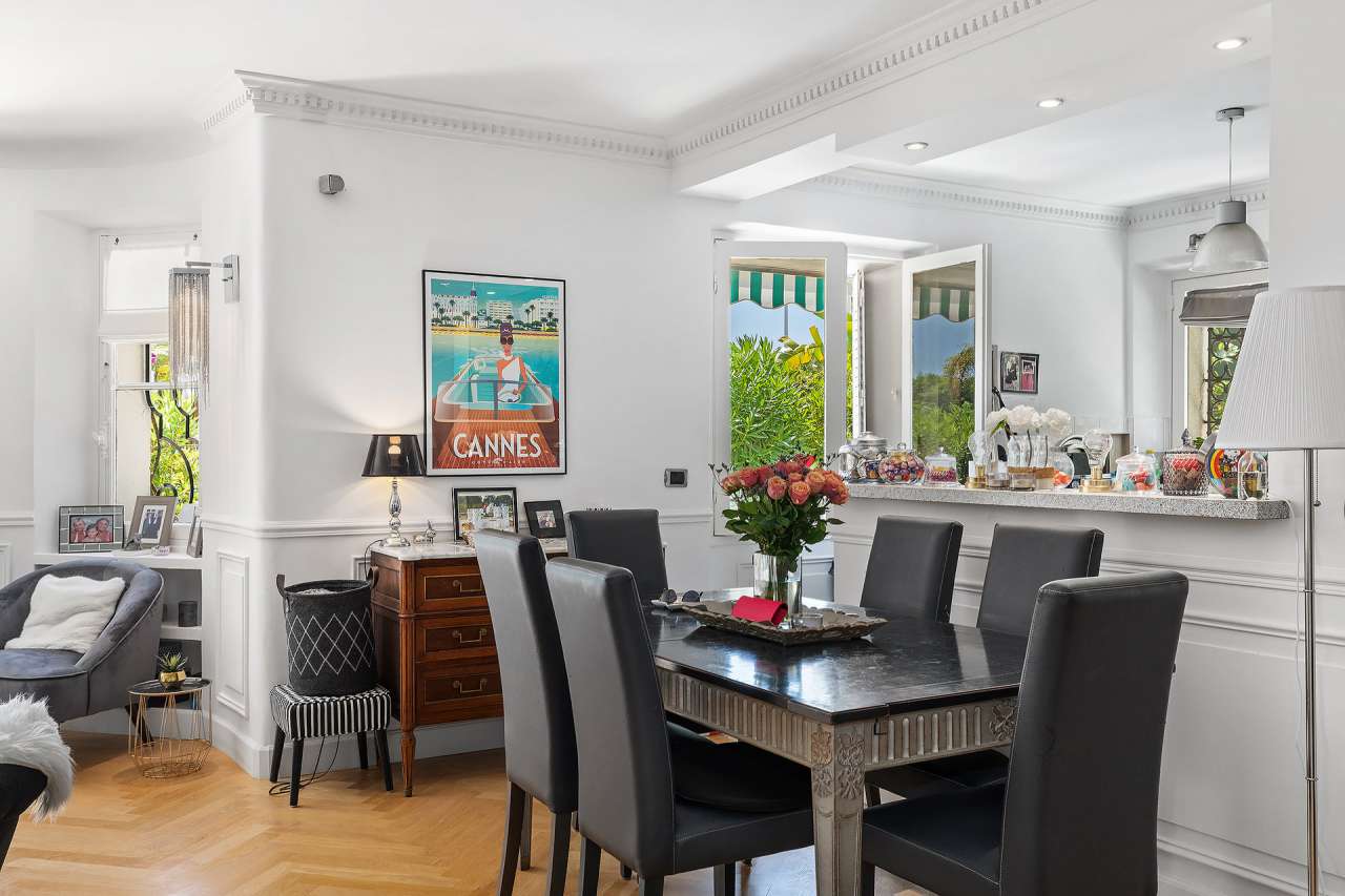 Bright and well maintained 3 bedroom apartment, with a total living area of