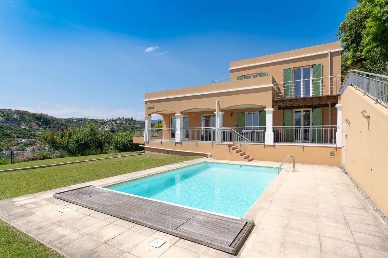 With panoramic sea views and beautifully presented throughout, this spaciou