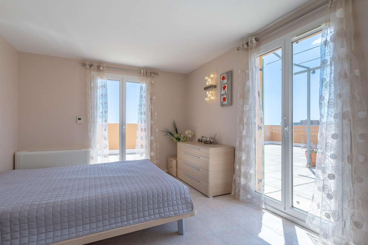 With panoramic sea views and beautifully presented throughout, this spaciou
